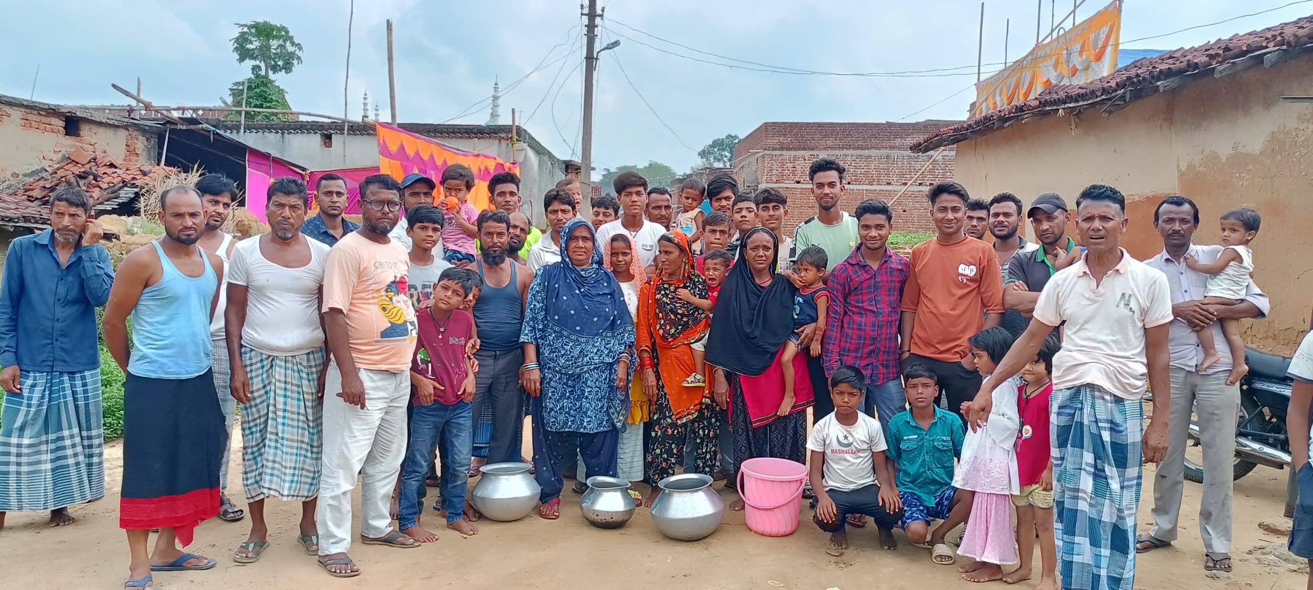 Dhanbad News: बेड़ा नियामतपुर गांव में पानी के लिए प्रदर्शन