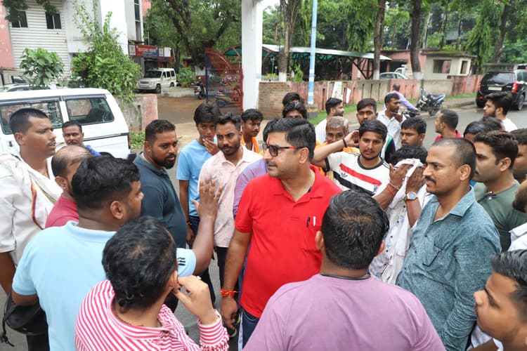 Jamshedpur News : कदमा : पशु लदा वाहन पलटा, चालक व सहयोगी की लोगों ने की पिटाई