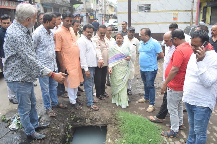 Dhanbad News : झरिया विधायक ने लिया नालियों की सफाई का जायजा