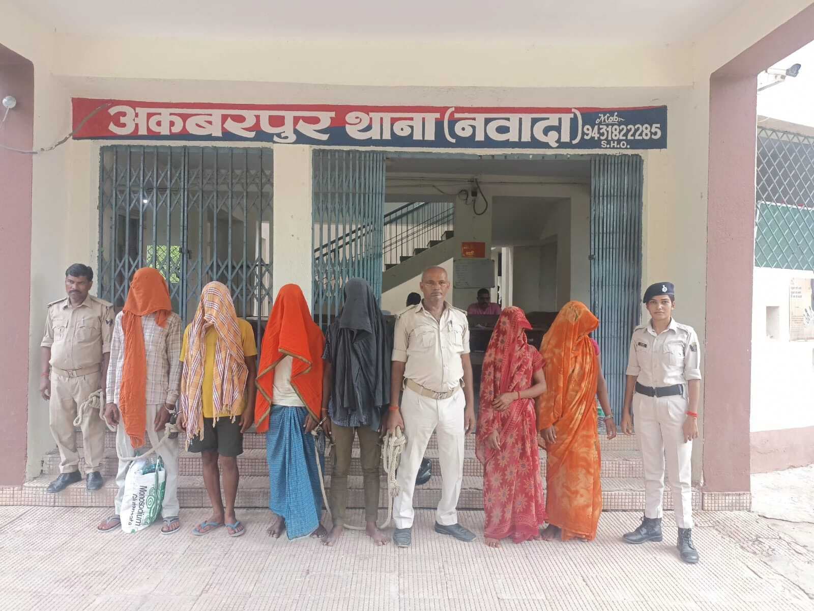 पुलिस की छापेमारी में छह आरोपित गिरफ्तार