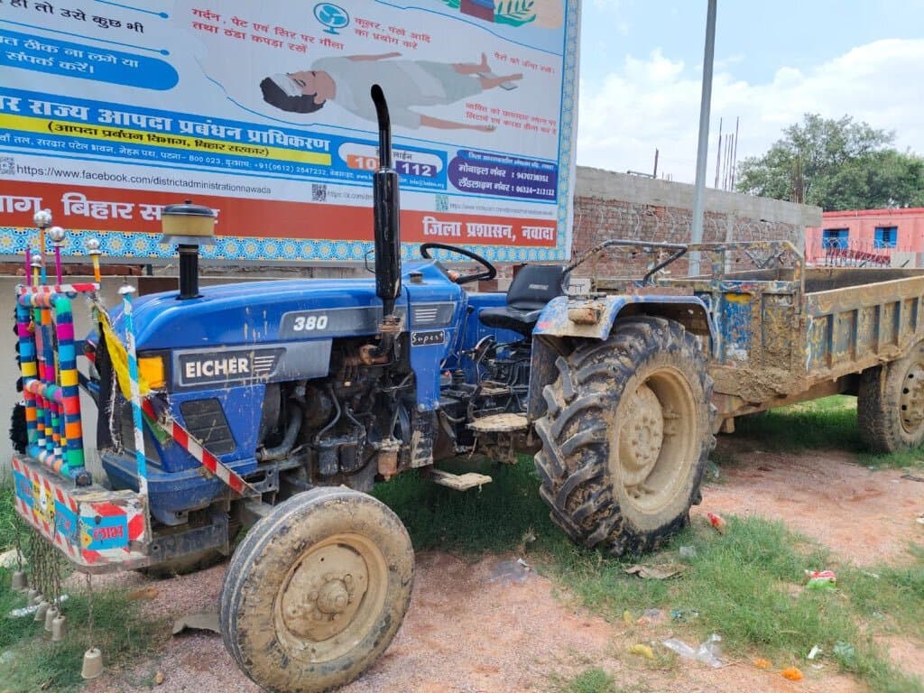 अवैध बालू लदा ट्रैक्टर जब्त, धंधेबाज गिरफ्तार