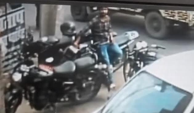 मीरगंज में एचडीएफसी बैंक से बाइक की चोरी, सीसीटीवी कैमरे में कैद हुई वारदात
