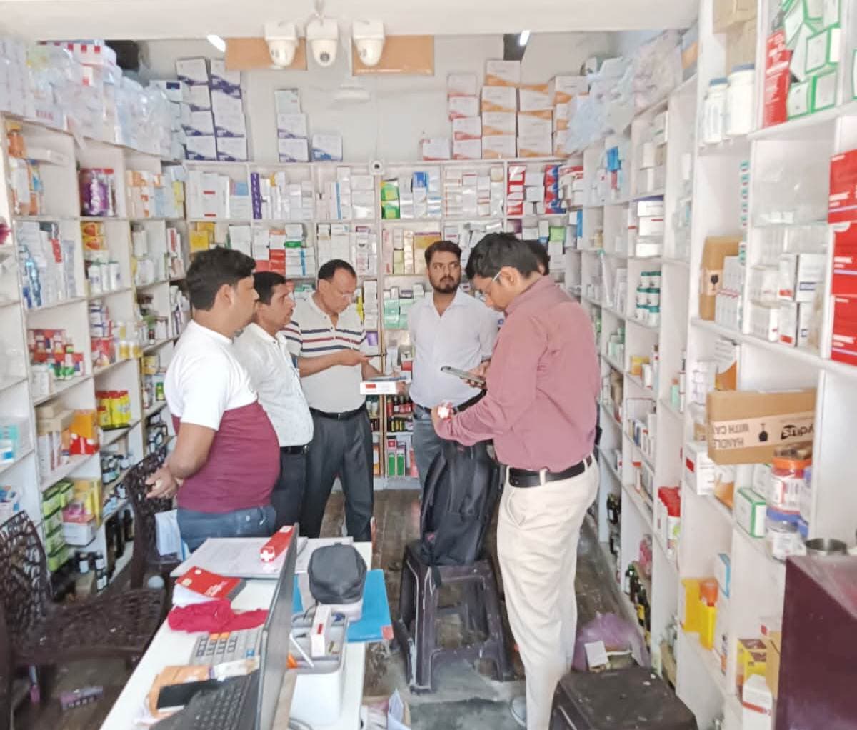 औषधि नियंत्रण की टीम ने दो दवा दुकानों में की छापेमारी