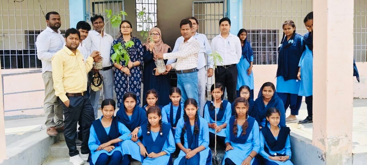एसबीडी उच्चतर माध्यमिक विद्यालय में हुआ पौधारोपण, लगाये गये दर्जनों पौधे