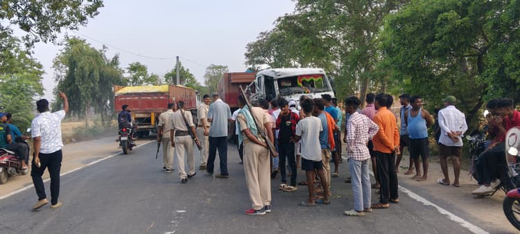 बालू लदे टेलर ने खाली टेलर में  मारी टक्कर, एक घायल