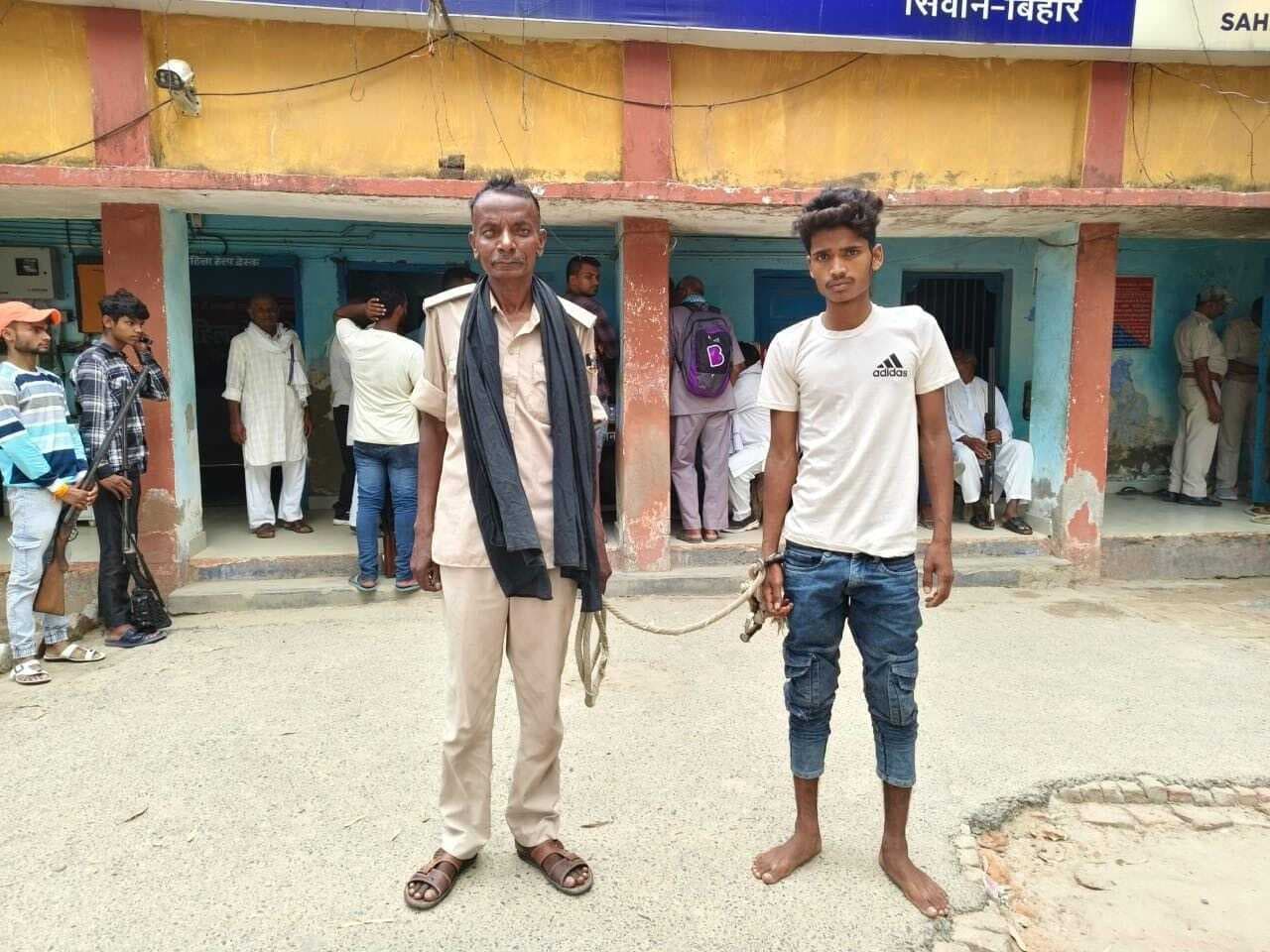 siwan news. दुष्कर्म के आरोपित को गिरफ्तार करने पहुंची पुलिस टीम पर हमला