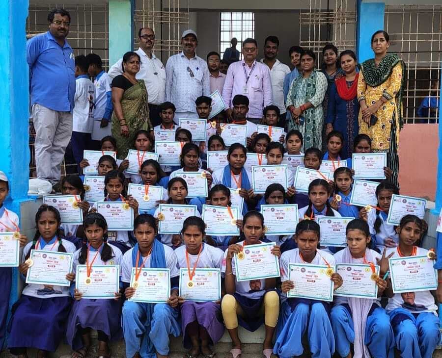 800 मीटर दौड़ में रौशन व छात्रा में प्रीति ने मारी बाजी