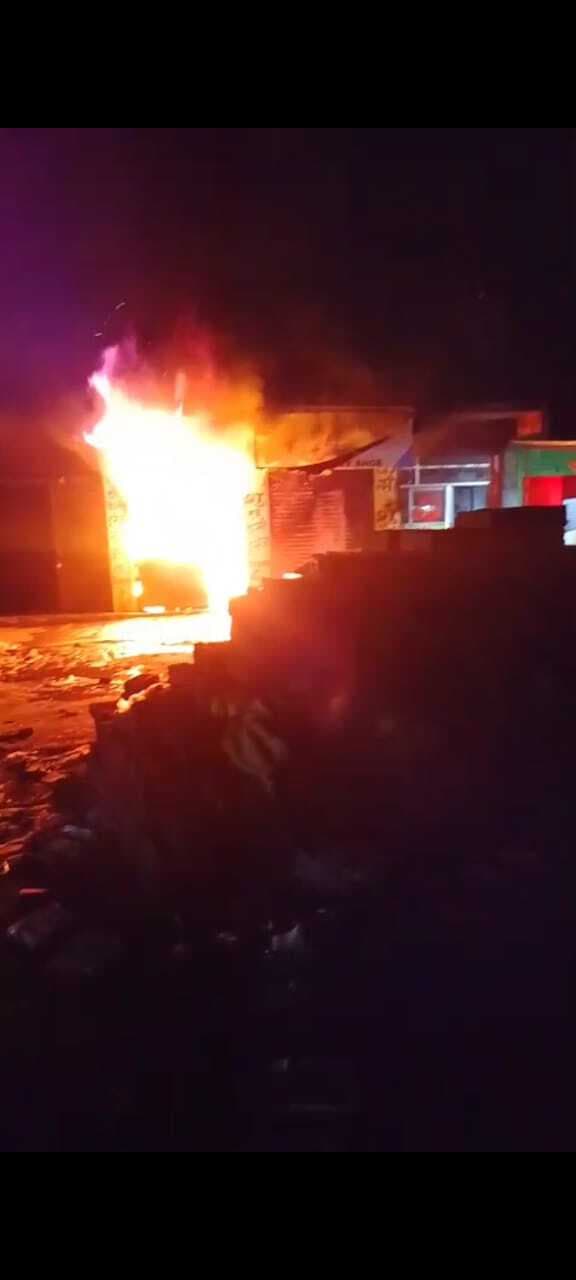 शिवगंज में जूता  व रेडीमेड दुकान में लगी आग, लाखों का नुकसान