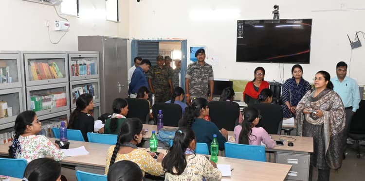 उपायुक्त ने अनुमंडल पुस्तकालय का निरीक्षण किया