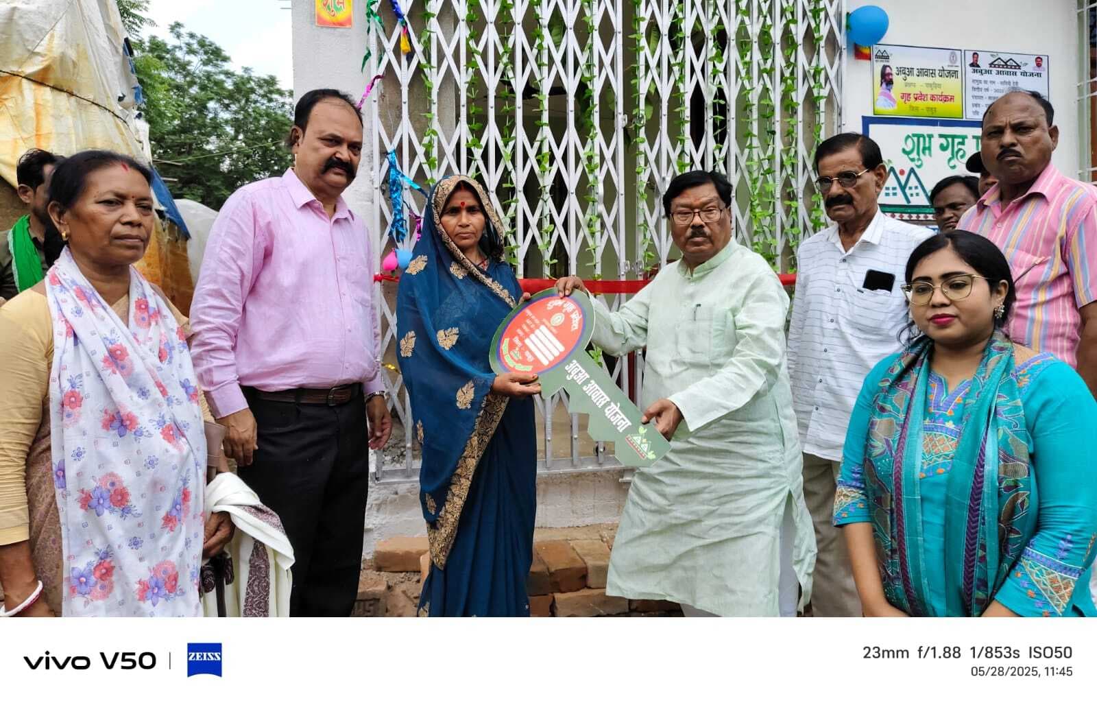 विधायक ने दो लाभुकों को अबुआ आवास में कराया गृह प्रवेश