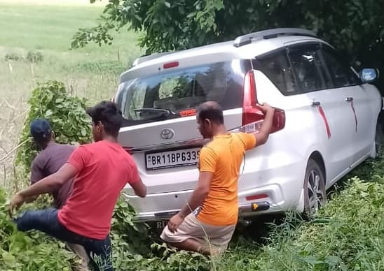 वाहन पलटने से चालक गंभीर रूप से घायल