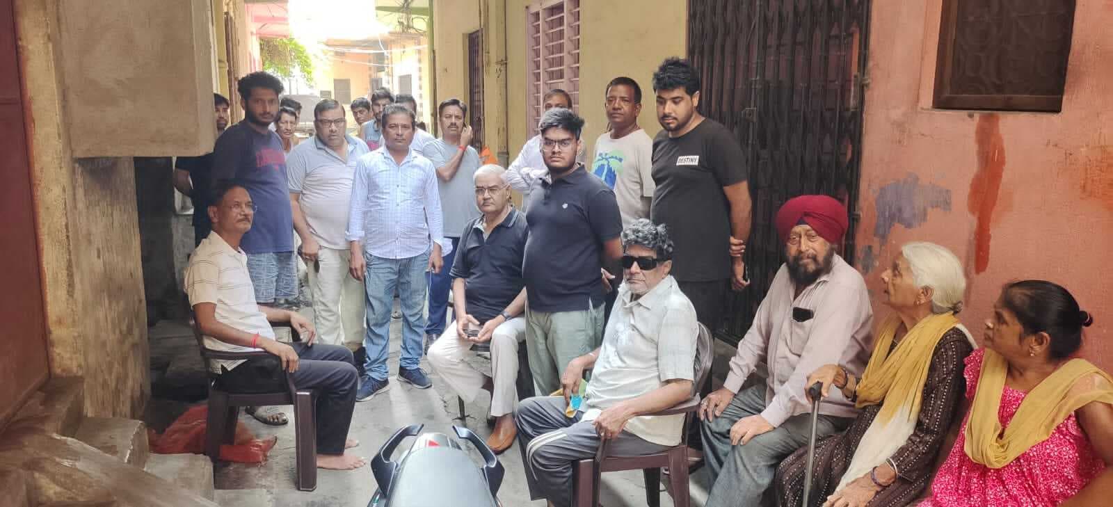 Dhanbad news: अवैध शराब बिक्री के खिलाफ लोगों ने खोला मोर्चा, मोहल्ले में एक युवक पकड़ कर पुलिस को सौंपा