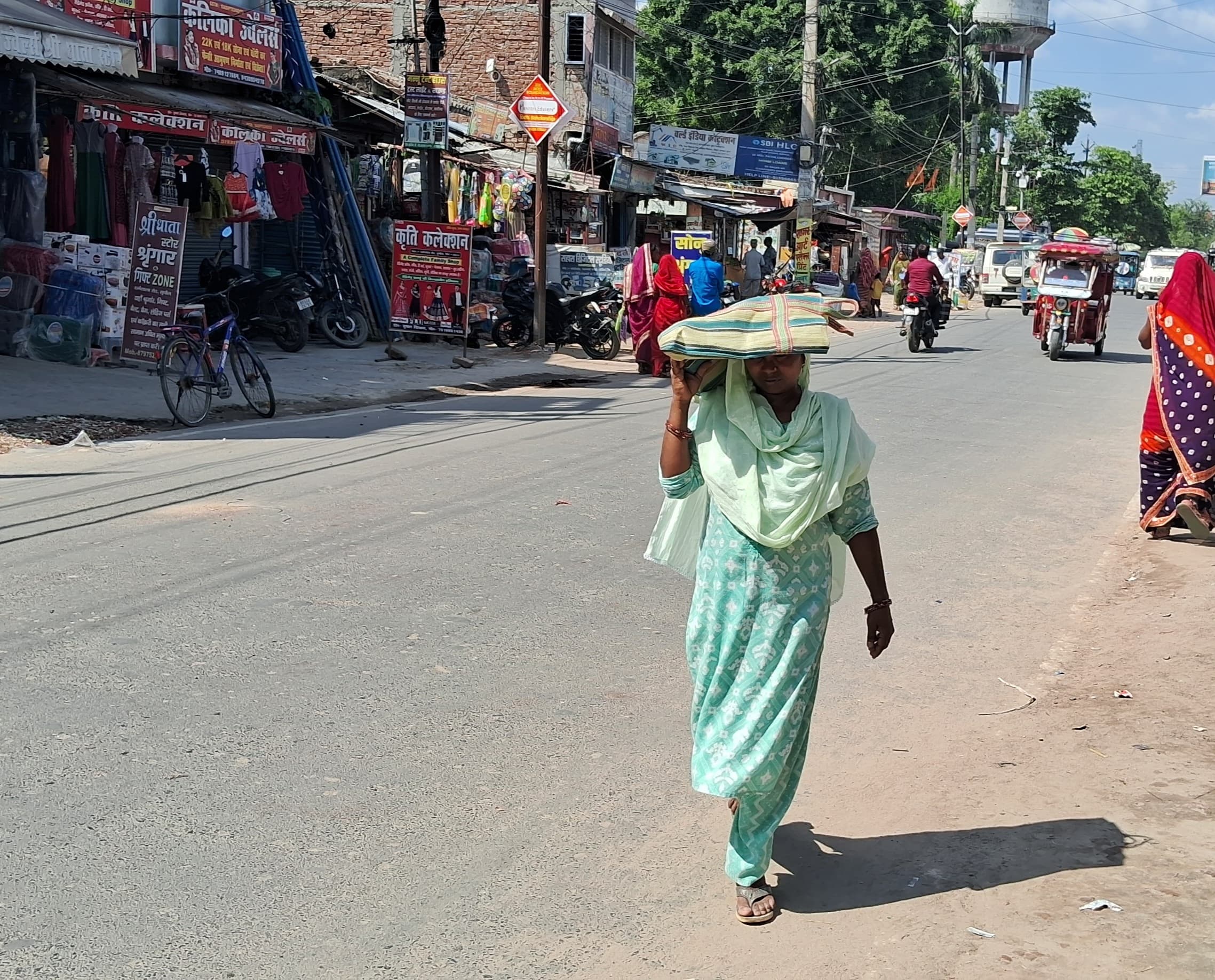 ऊमस भरी से गर्मी से लोगों का हाल बेहाल, पंखा व कूलर से राहत नहीं