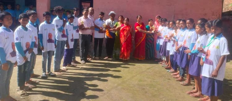 मशाल में सीआरसी स्तर पर मनोहर उच्च विद्यालय में मध्य विद्यालय झपड़ा टोला चैंपियन