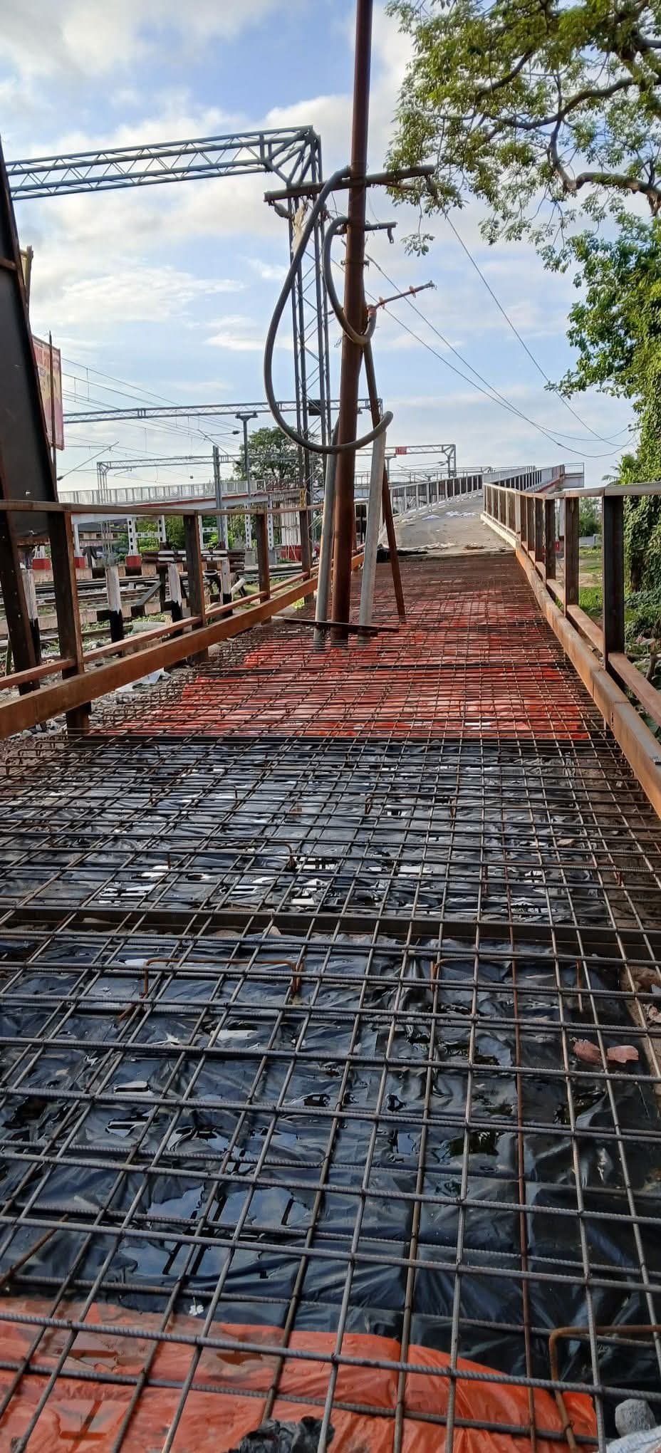 छपी खबर तो हुआ असर, लाइट आरओबी ढ़लाई कार्य को रेलवे ने रोका