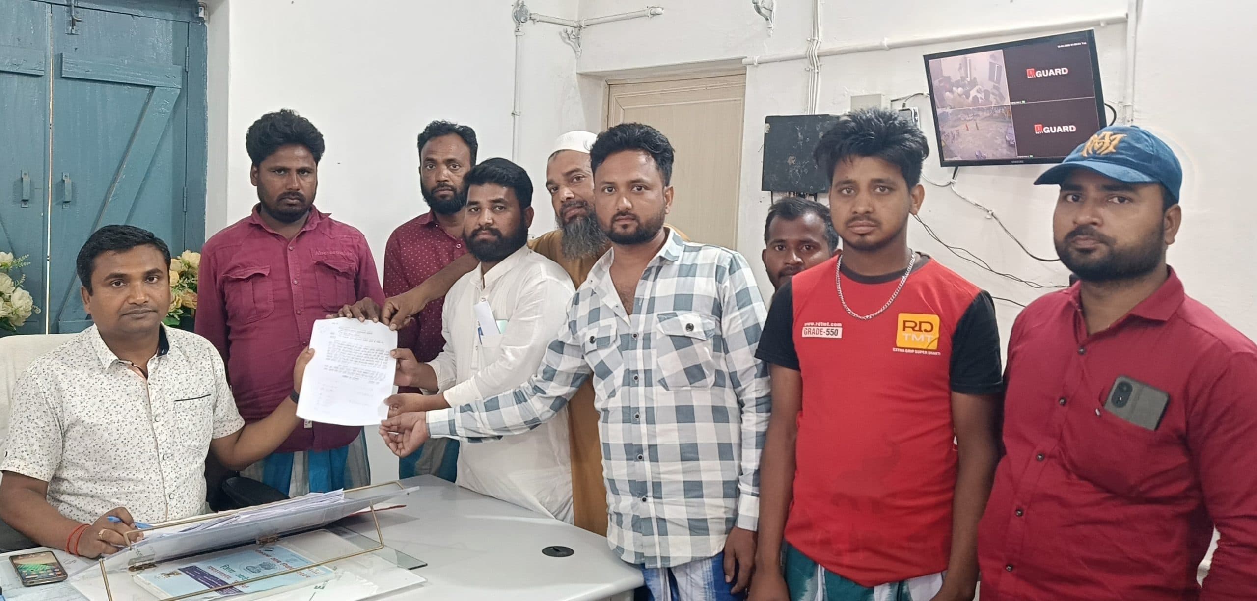 बारिश से जमीराडेंगा गांव में सड़कों पर जलजमाव से ग्रामीण बेहाल