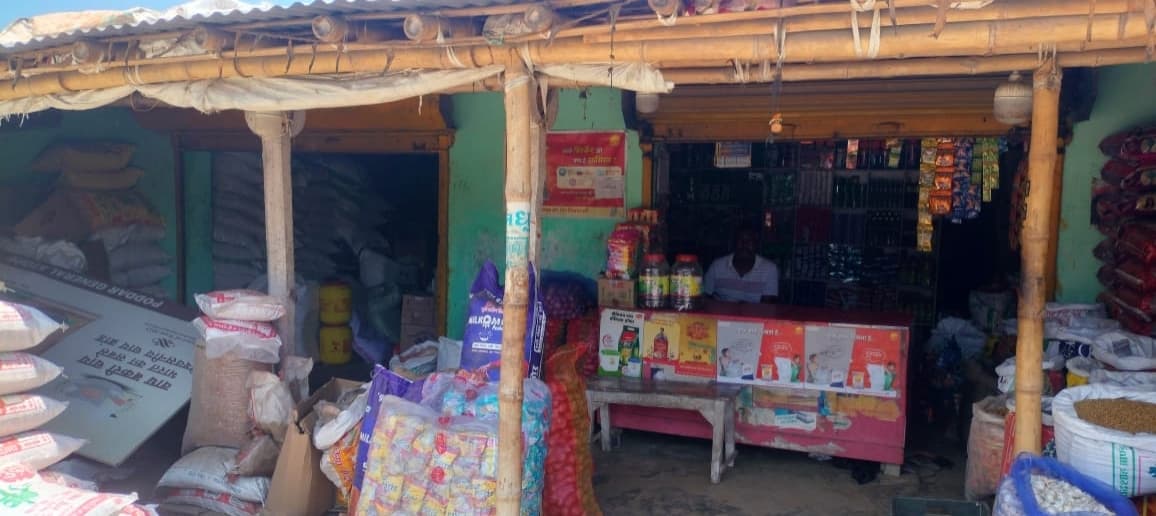 किराना दुकान में तीन लाख की चोरी