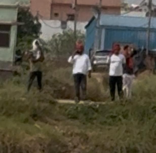 हथियार के बल पर जमीन की घेराबंदी करने से रोका, मारपीट कर मांगी 10 लाख की रंगदारी