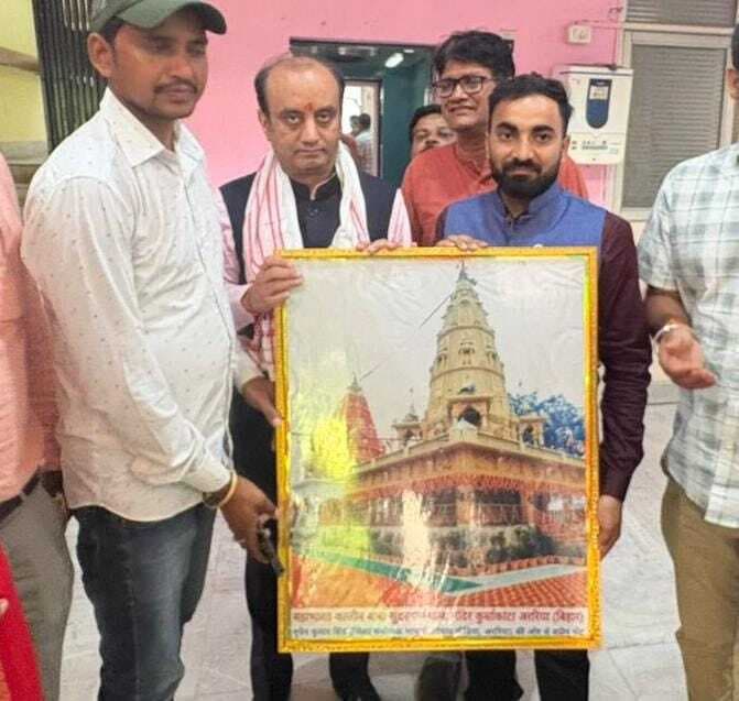 नृपेन ने भेंट की सुंदरनाथ मंदिर की प्रतिमा