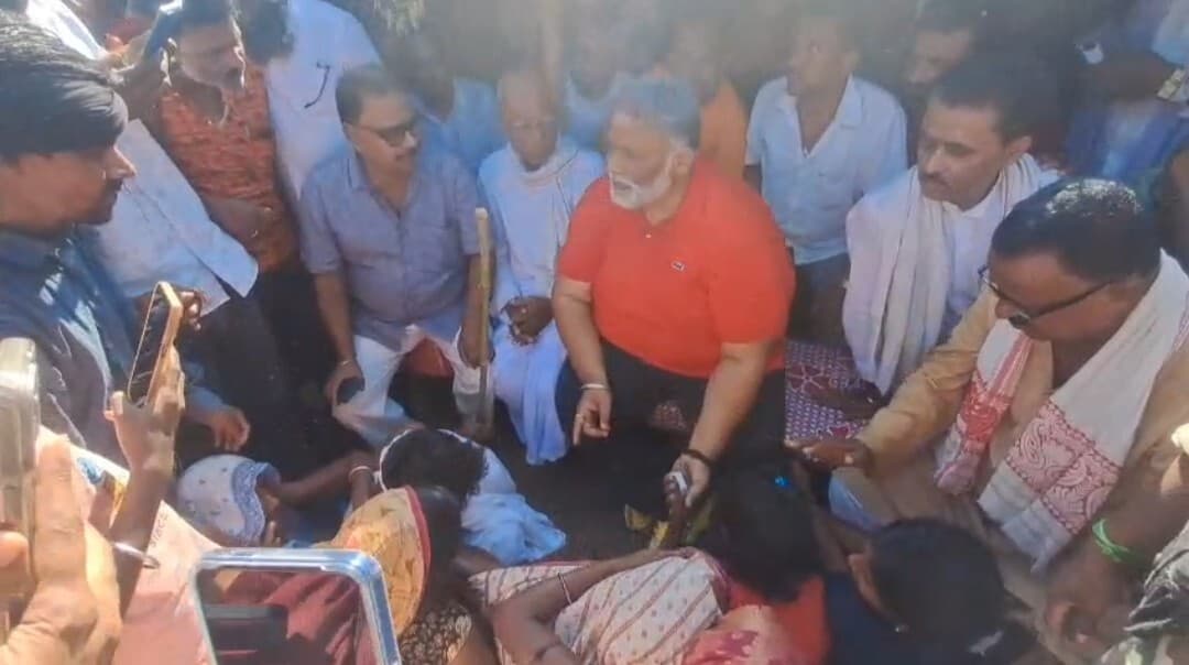 सड़क दुर्घटना में युवक की हुई थी मौत, पप्पू यादव ने परिजनों को दी आर्थिक मदद