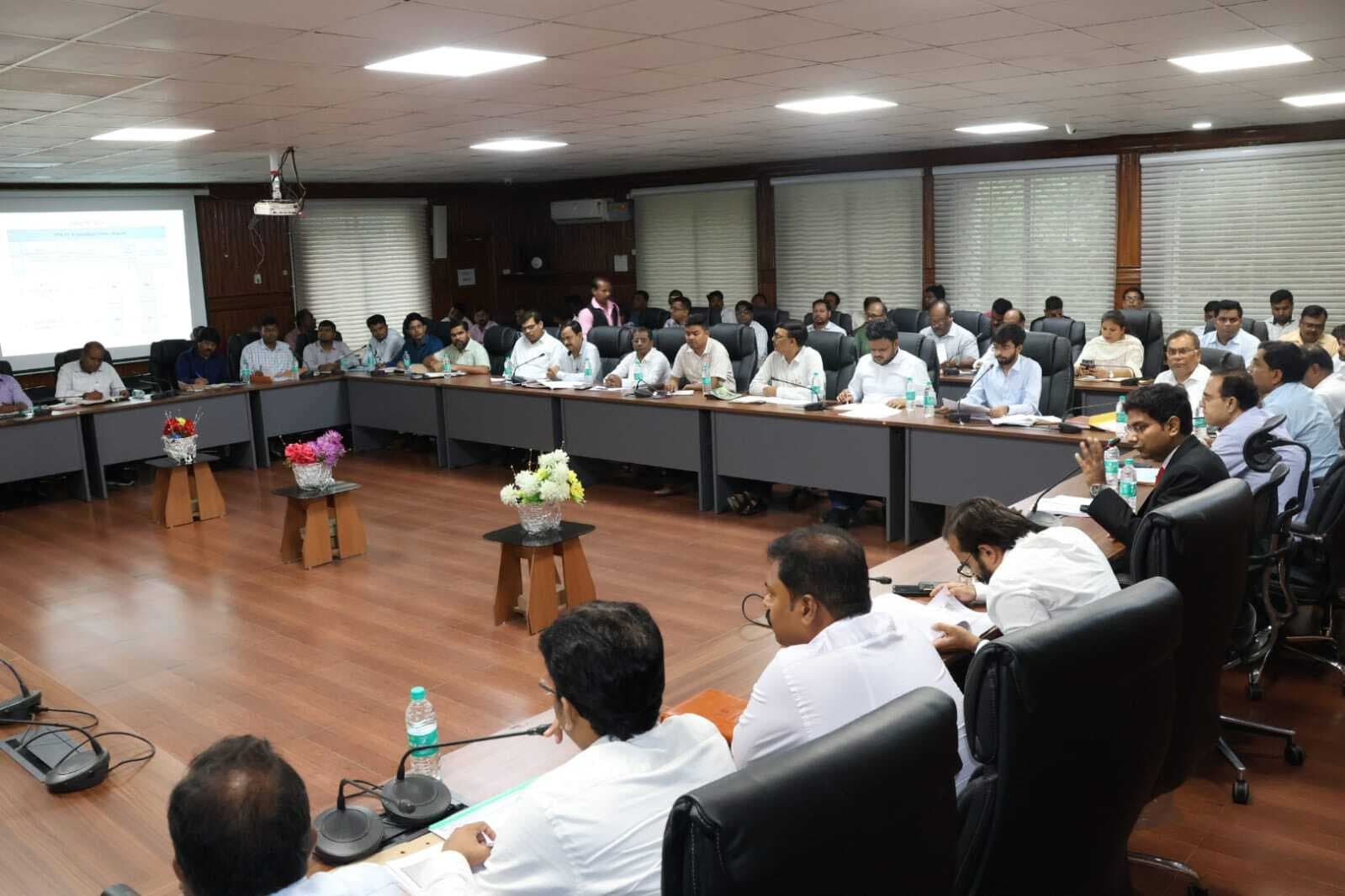 कागज पर नहीं, लोगों को धरातल पर दिखायी देना चाहिए कार्य