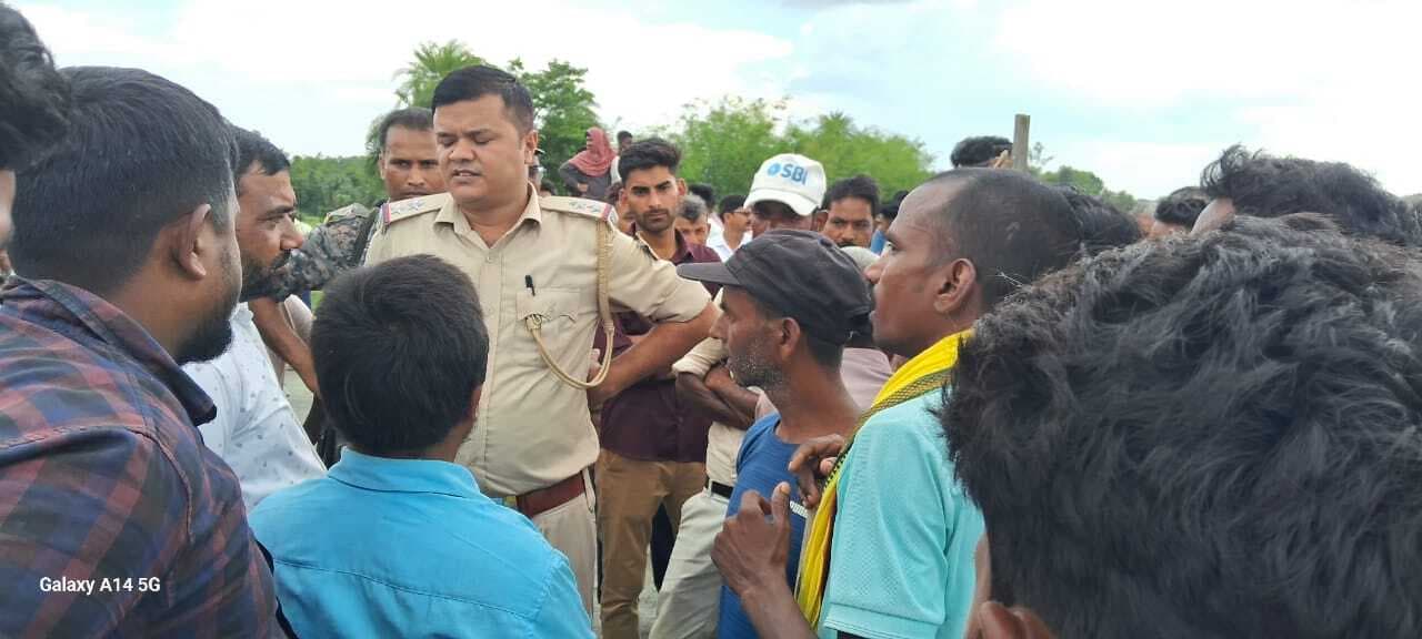 हत्यारोपी की गिरफ्तारी की मांग को लेकर सड़क पर शव रखकर तीन घंटे किया जाम