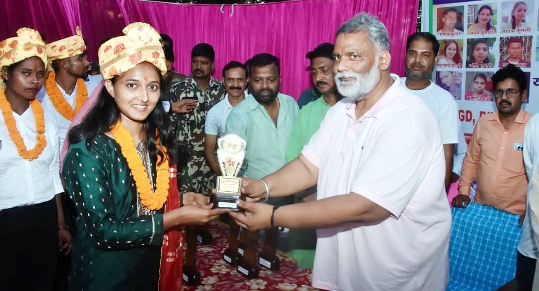 सांसद ने बिहार पुलिस में सफल 32 अभ्यर्थी को किया सम्मानित