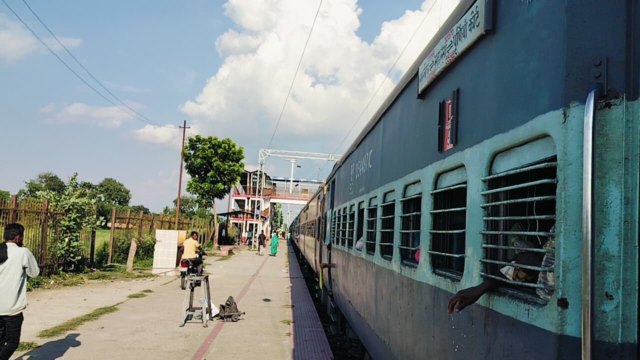 पूर्णिया-सहरसा रेलखंड पर क्रॉसिंग के कारण ट्रेनों के संचालन में विलंब, यात्री गर्मी में बेहाल