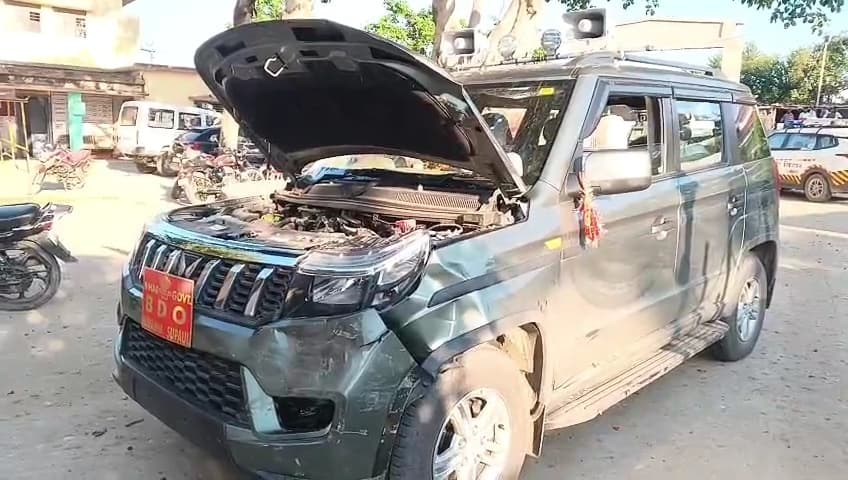 सड़क हादसे में बाल-बाल बचीं बीडीओ व बीपीआरओ