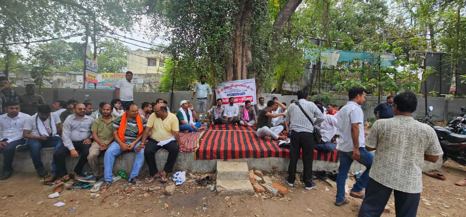 17 सूत्री मांगों को लेकर भूमि सुधार के कर्मचारियों की हड़ताल जारी