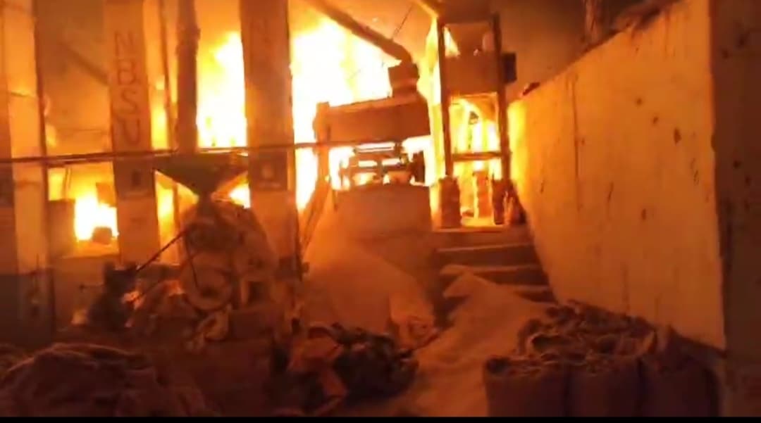 बसमतिया पैक्स राइस मिल में लगी आग, 10 लाख की क्षति
