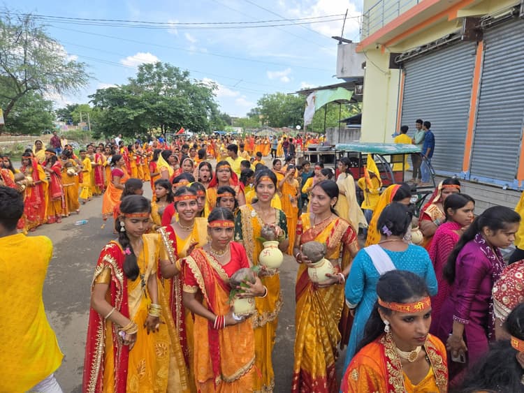 Deoghar news :कोरियासा में कलश यात्रा के साथ नवाह परायण यज्ञ शुरू