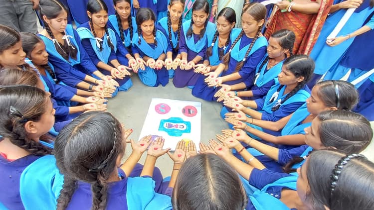 पेंटिंग प्रतियोगिता से पेंटिंग प्रतियोगिता से किशोरियों ने दिया सामाजिक संदेश