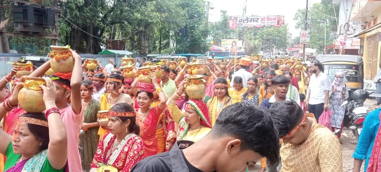 मां दुर्गा की प्राणप्रतिष्ठा को लेकर निकाली गयी कलशयात्रा