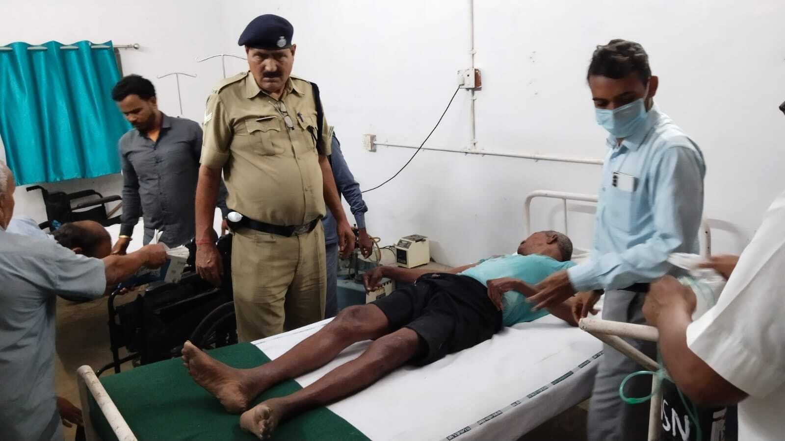 आजमगढ़-कोलकाता एक्सप्रेस ट्रेन में बुजुर्ग रेल यात्री की तबीयत बिगड़ी, कराया इलाज