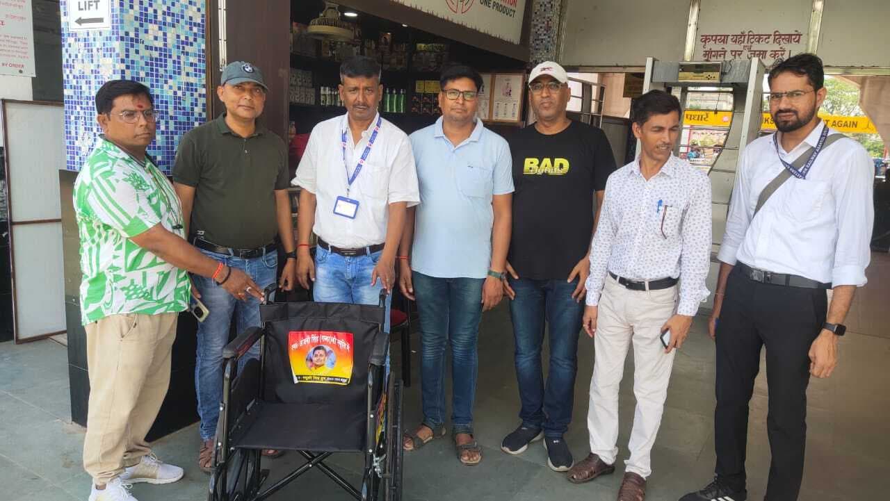 मधुपुर रेलवे स्टेशन को उपलब्ध कराया व्हील चेयर