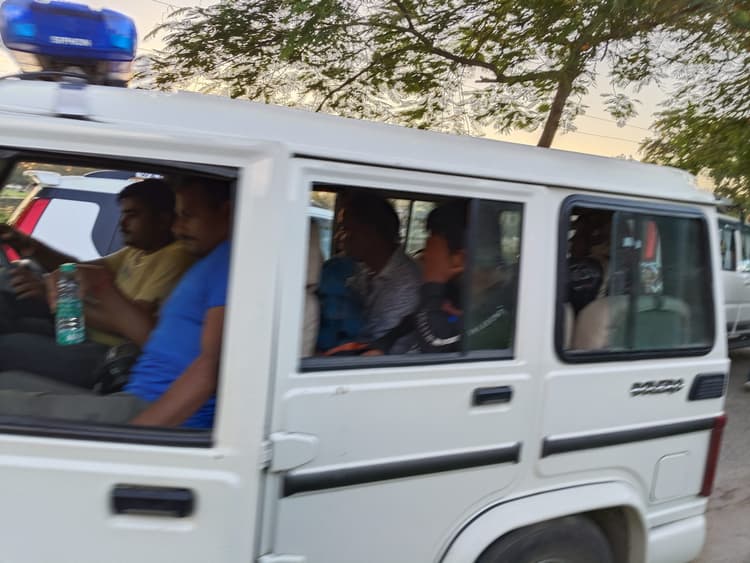 पुलिस ने छापेमारी कर एक दर्जन से अधिक युवक-युवतियों हिरासत में लिया