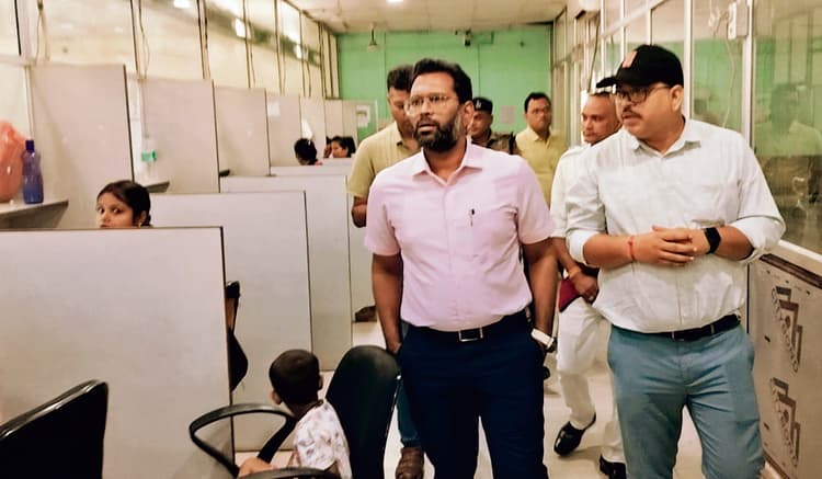 Gopalganj News : हुजूर! दिसंबर से स्टूडेंट क्रेडिट कार्ड के लिए लगा रहे हैं चक्कर, डीएम ने दिखायी सख्ती
