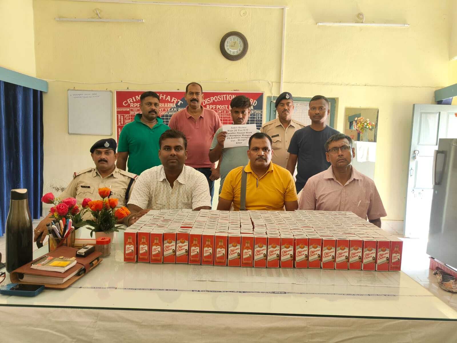 मालदा किउल इंटरसिटी एक्सप्रेस से करीब 32 हजार रुपए की विदेशी शराब बरामद