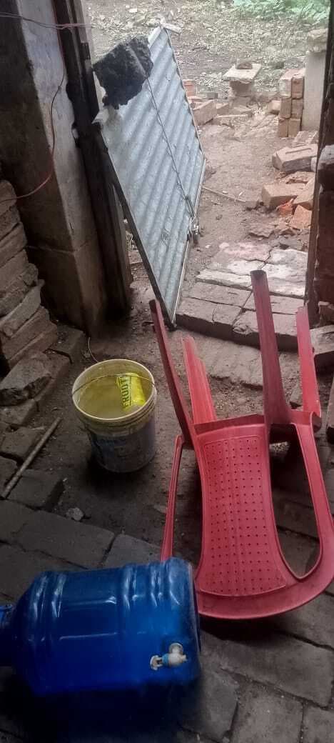 घर का दरवाजा तोड़कर नकद लेने का आरोप