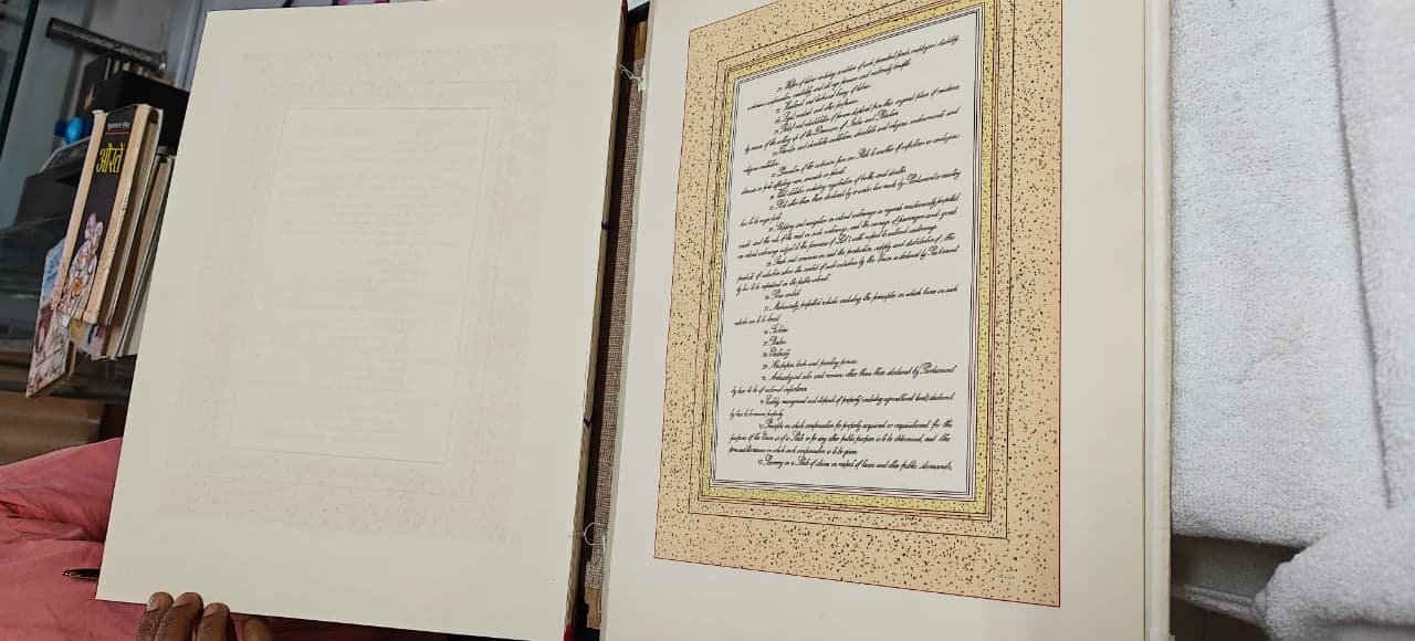 ranchi news : झारखंड के छह सपूतों के हस्ताक्षर वाली संविधान की प्रति दरकने लगी, जल्द दुरुस्त नहीं कराया गया, तो अलग हो सकते हैं पन्ने