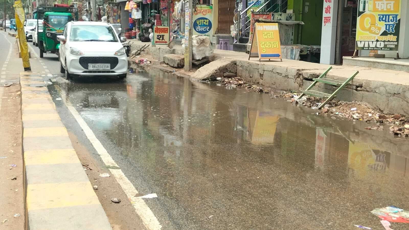 kaimur News : नालों के निर्माण में अनियमितता और लेबल बराबर नहीं होने से बरसात डूबेगा भभुआ शहर