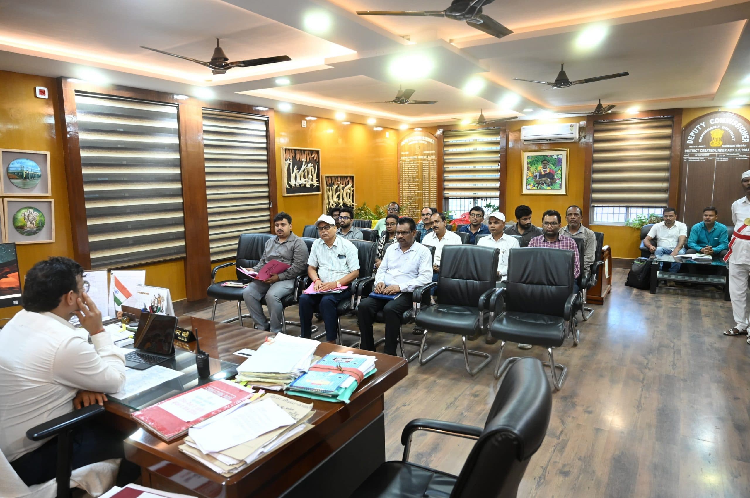 विद्यालयों में पाठ्य पुस्तक व स्कूल बैग का वितरण शीघ्र करें सुनिश्चित : डीसी