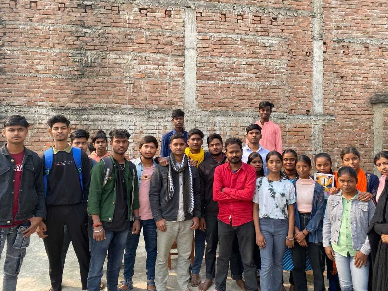 सफल छात्र-छात्राओं को शिक्षा केंद्र के संचालक ने किया सम्मानित