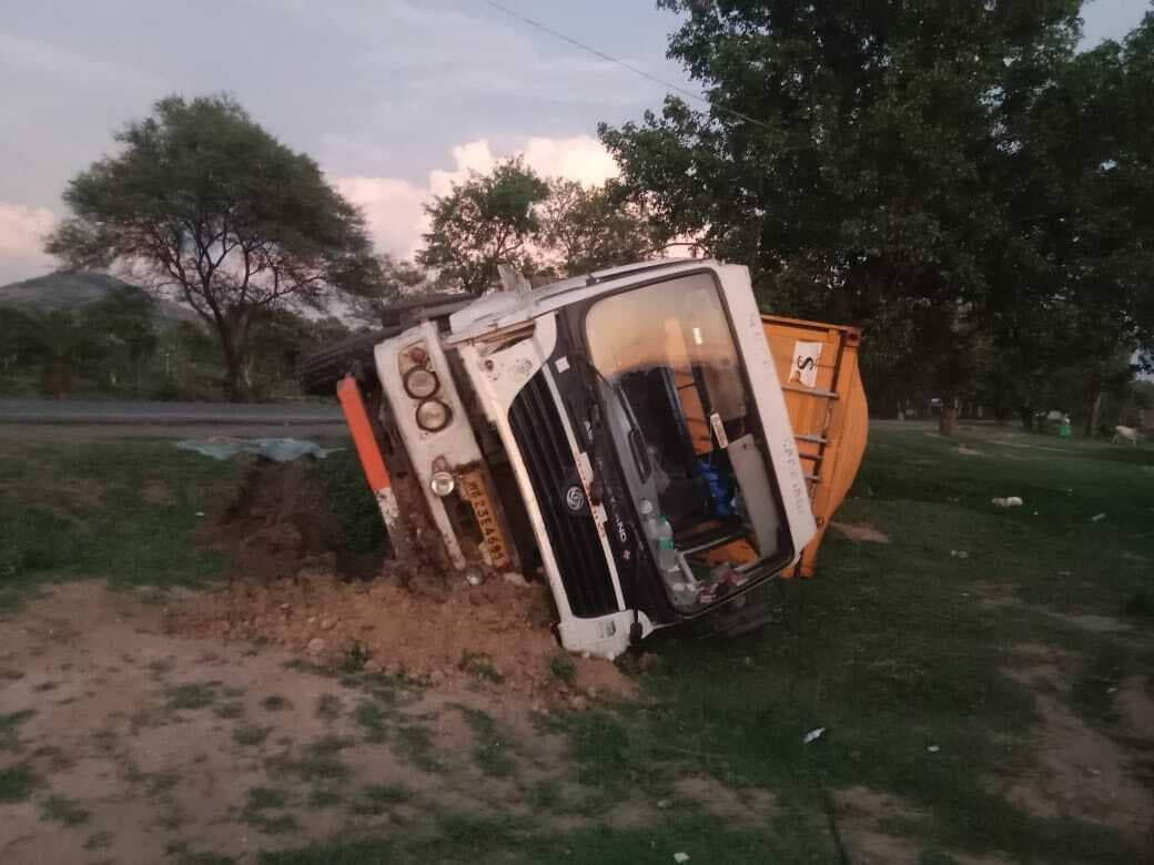 दो मालवाहक कंटेनरों के बीच हुई टक्कर, उपचालक की मौत