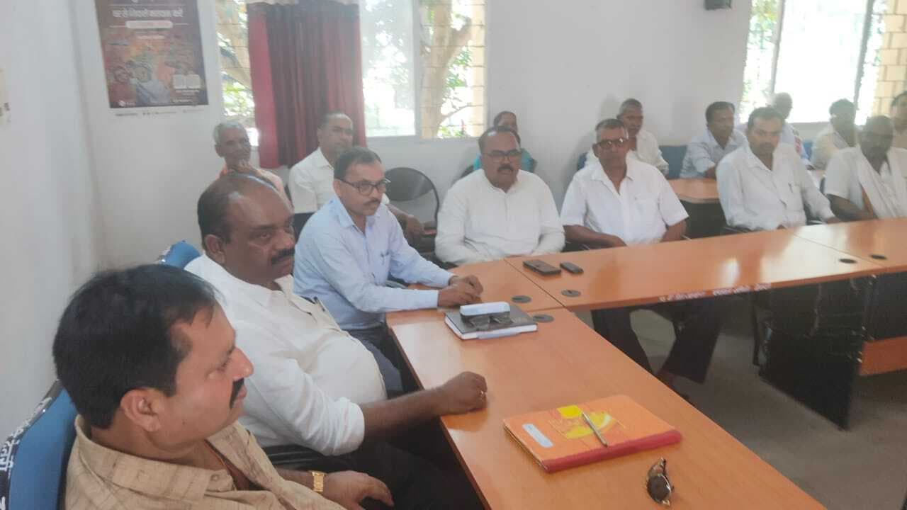 Giridih News: बीडीओ ने पीडीएस दुकानदारों के साथ की बैठक