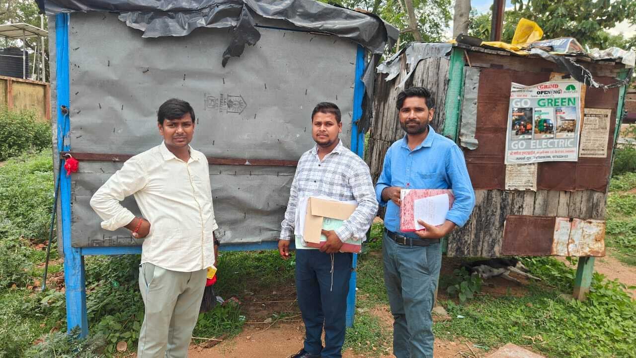 Giridih News: एसडीएम ने कार्यालय के बाहर बिचौलिए का काम करते हैं गुमटी संचालक