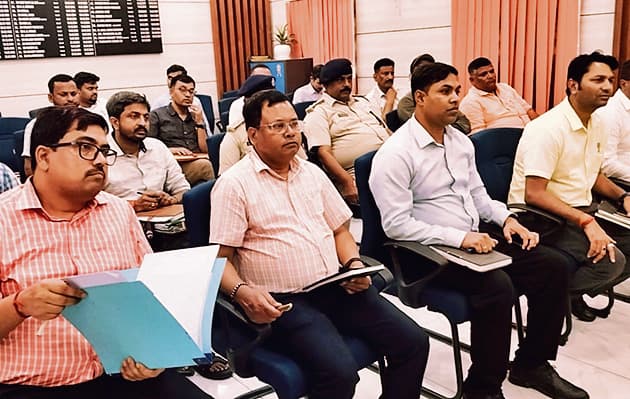 Gopalganj News : चुनाव में अधिक व्यय वाले क्षेत्रों को चिह्नित कर तैयार करें डाटा : डीएम