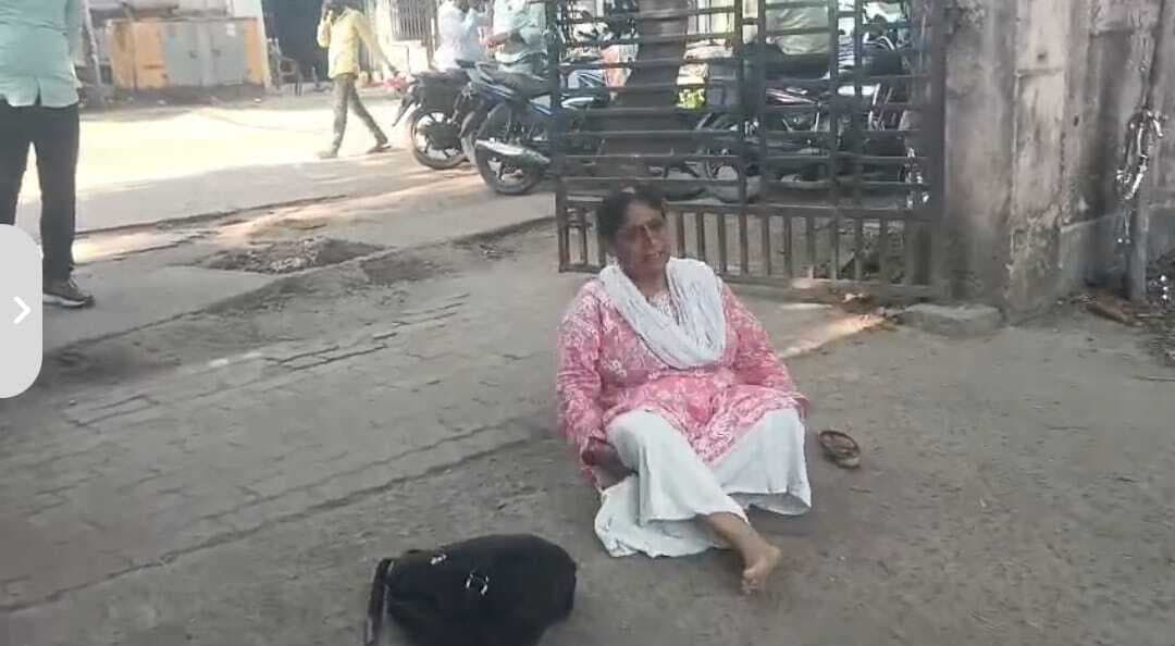 Gaya News : वेतन के लिए चक्कर काट रही महिला शिक्षिका डीपीओ की गाड़ी के सामने बैठी