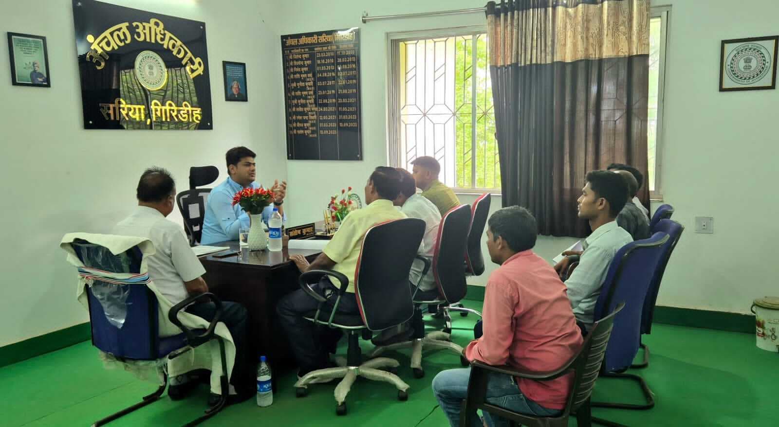 Giridih News: सीओ ने की कार्यों की समीक्षा, कर्मियों को दिये कई निर्देश